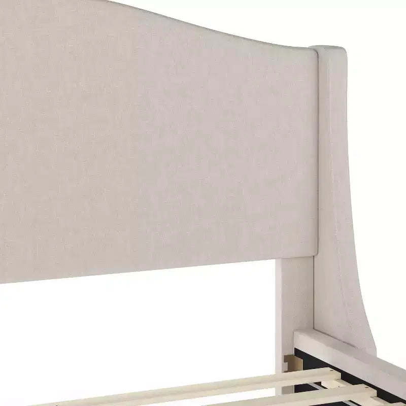 Letto a piattaforma imbottito Amelia con testiera curva e sponde imbottite