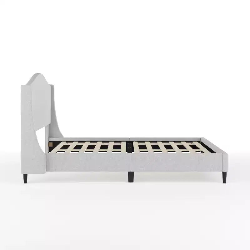 Letto a piattaforma imbottito Amelia con testiera curva e sponde imbottite