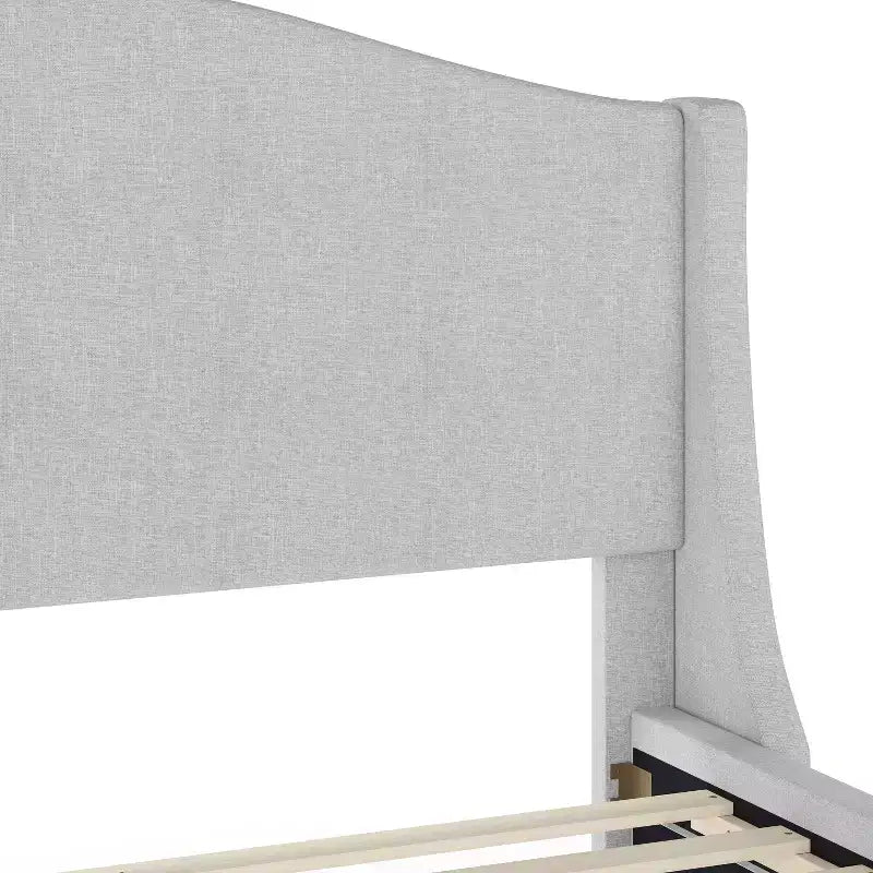 Letto a piattaforma imbottito Amelia con testiera curva e sponde imbottite