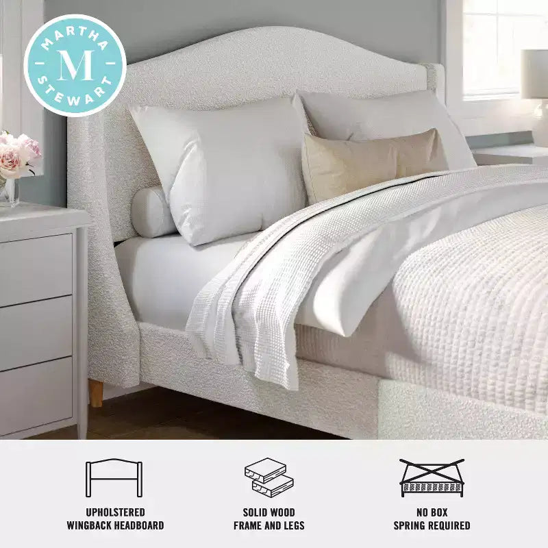 Letto a piattaforma imbottito Amelia con testiera curva e sponde imbottite