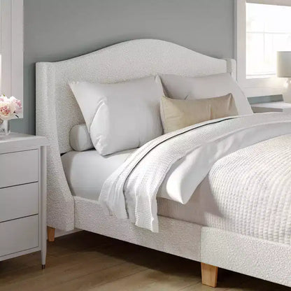 Letto a piattaforma imbottito Amelia con testiera curva e sponde imbottite