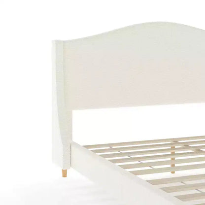 Letto a piattaforma imbottito Amelia con testiera curva e sponde imbottite