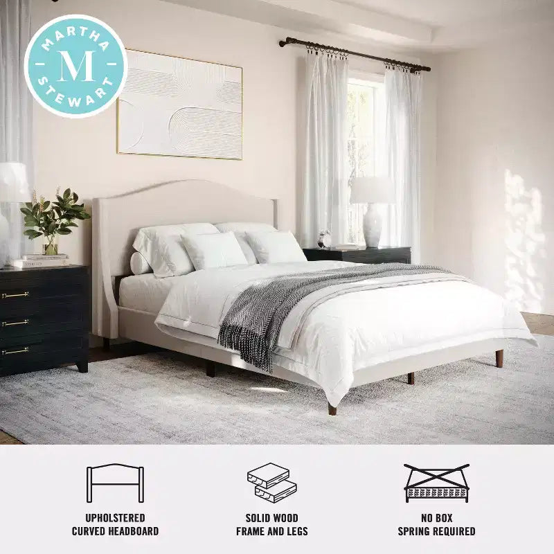 Letto a piattaforma imbottito Amelia con testiera curva e sponde imbottite