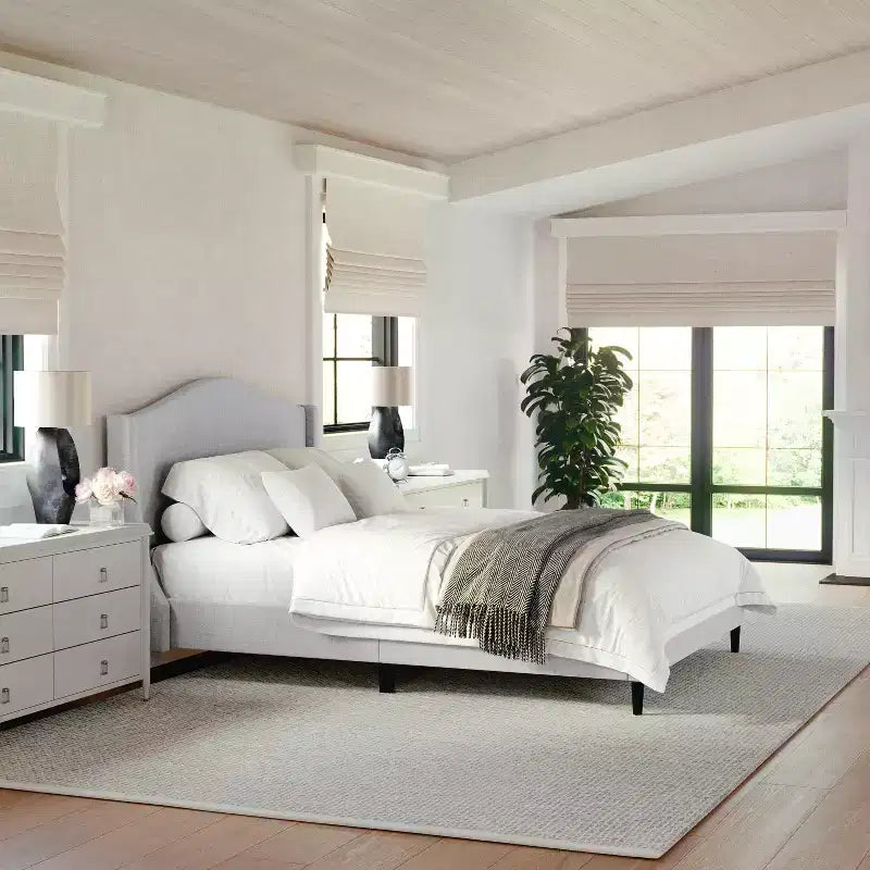 Letto a piattaforma imbottito Amelia con testiera curva e sponde imbottite