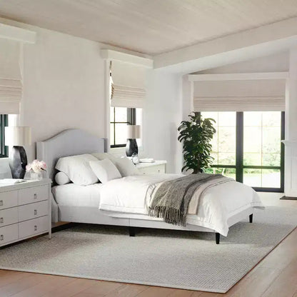 Letto a piattaforma imbottito Amelia con testiera curva e sponde imbottite