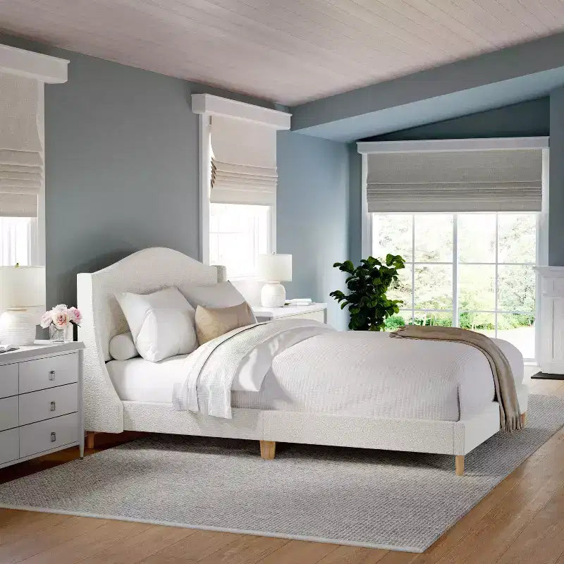 Letto a piattaforma imbottito Amelia con testiera curva e sponde imbottite