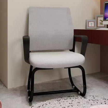 Sedia da ufficio imbottita con struttura in metallo e braccioli fissi