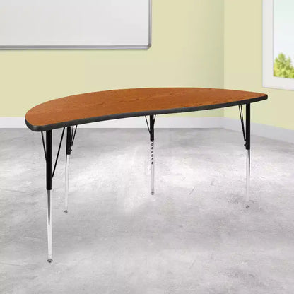 Tavolo attività a mezzaluna da 152 cm con gambe regolabili in altezza